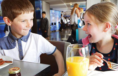 Enfants à bord du navire Brittany Ferries