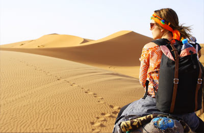 Monter un chameau sur les dunes de sable
